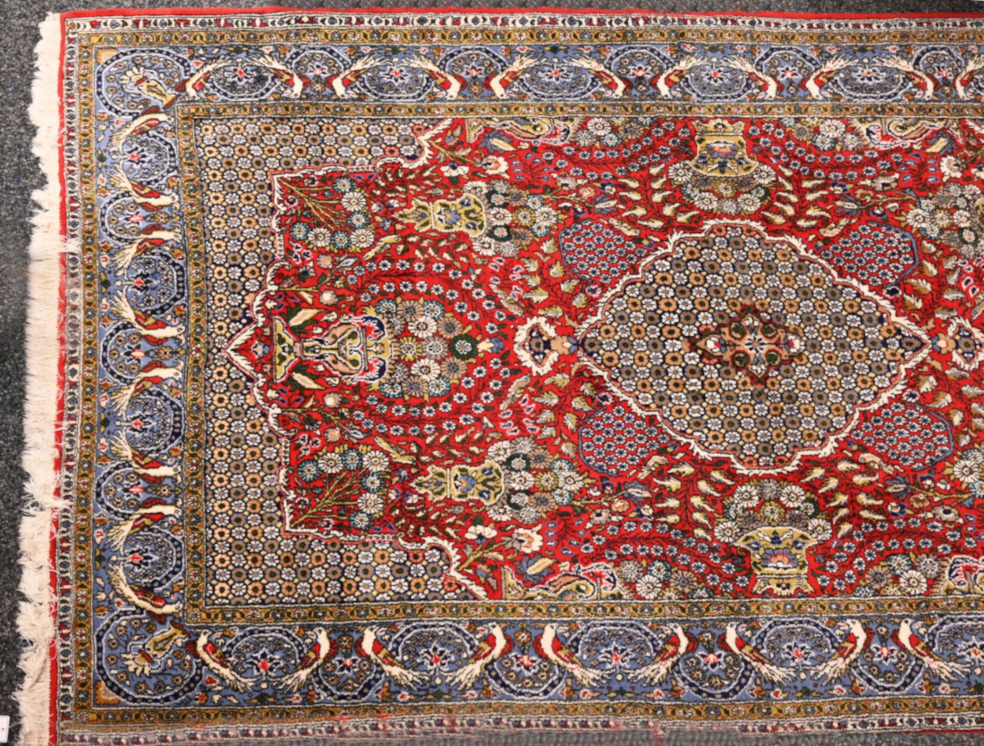 1 Orientteppich Persien Wolle, rotgrundig, Vasen- und Vogeldekor, Mehrfachbordüre, Mittelmedaillon,