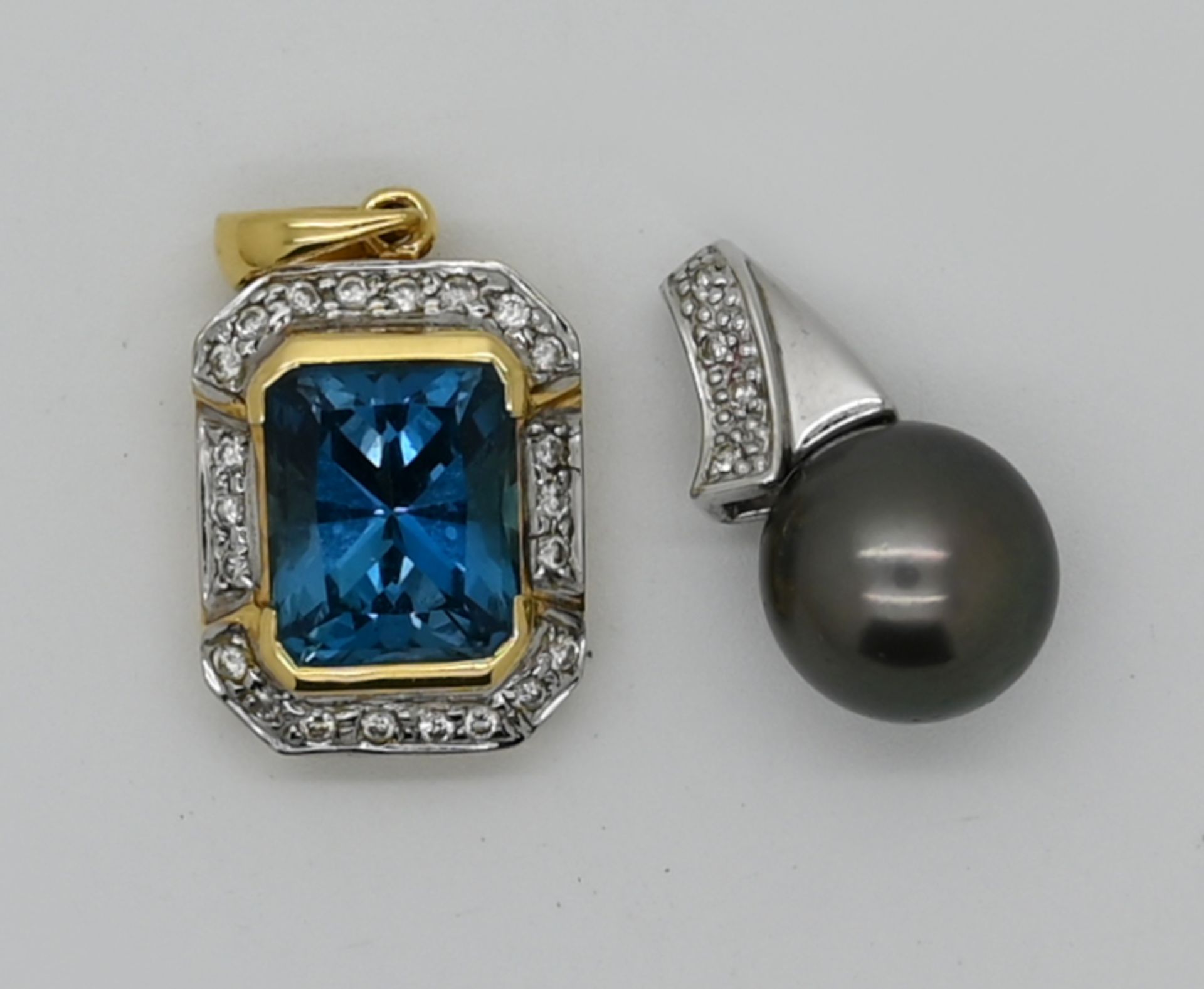 2 Anhänger GG/ WG je 18ct., je mit Brill. z.T. mit grauer Perle, wohl Blautopas, max. Länge ca. 2,5