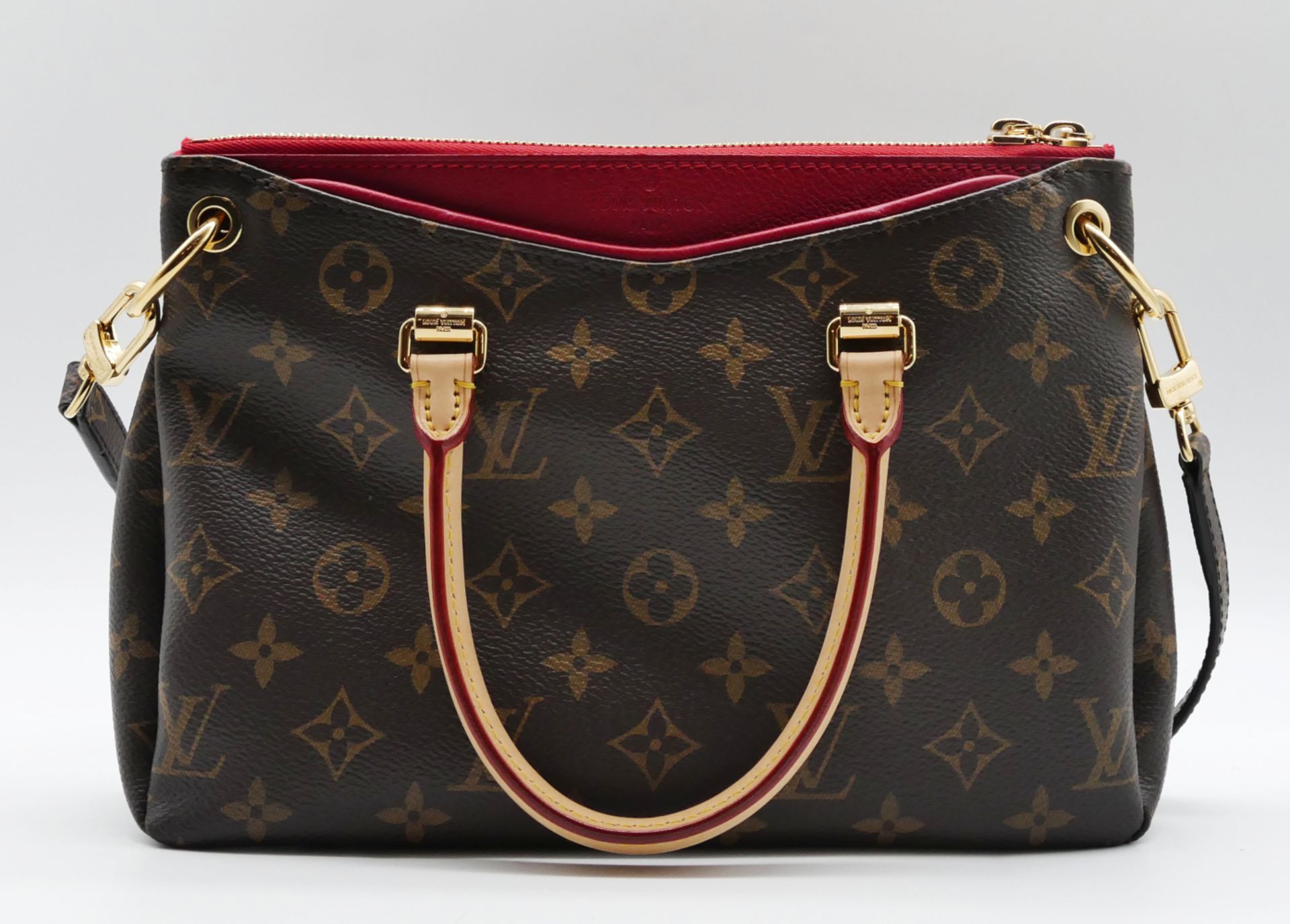 1 Damenhand-/Schultertasche LOUIS VUITTON "Pallas BB", mit rotem Leder und Monogramm, Schulterriemen