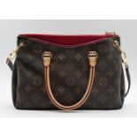 1 Damenhand-/Schultertasche LOUIS VUITTON "Pallas BB", mit rotem Leder und Monogramm, Schulterriemen