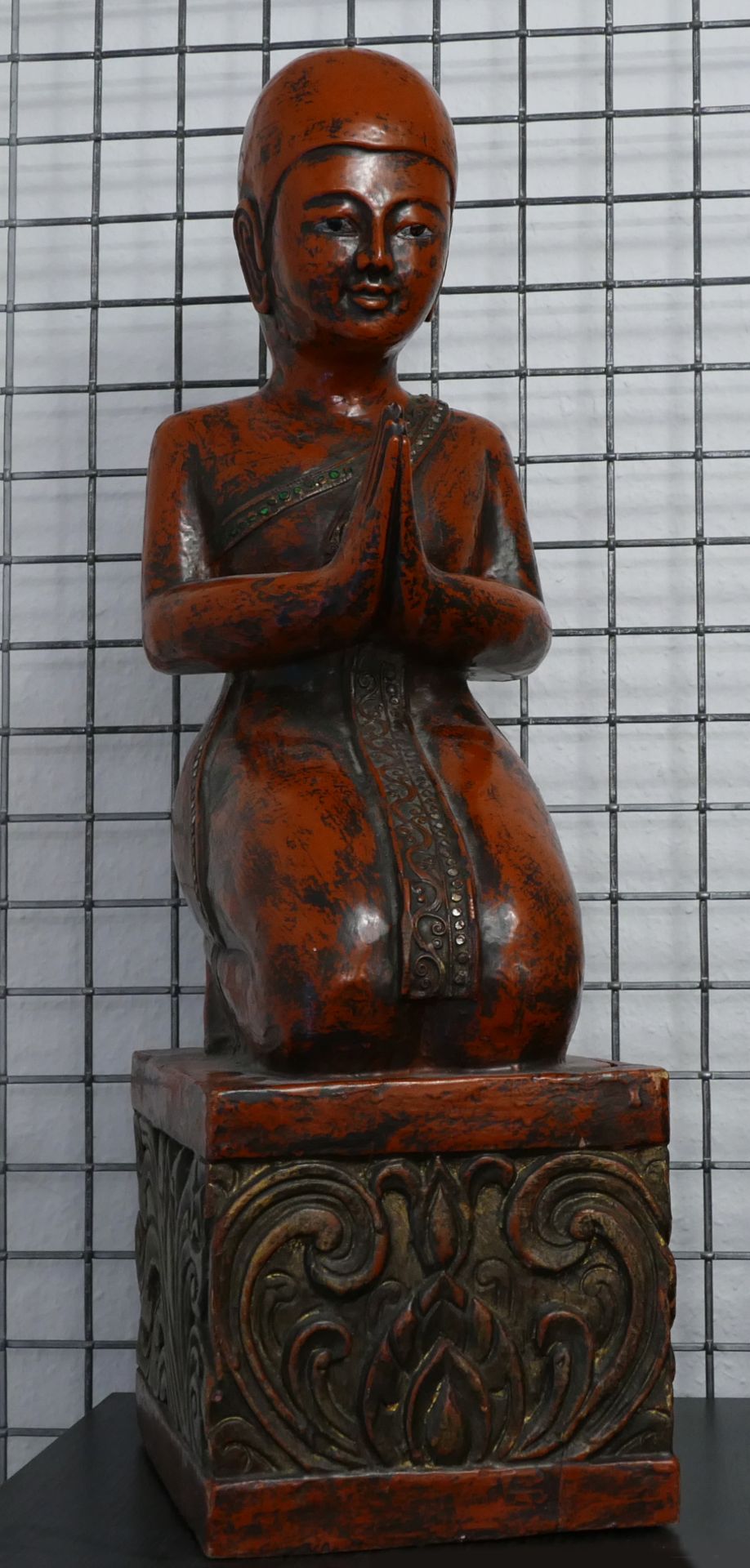 4 Holzfiguren nztl. bemalt/vergoldet je mit Schmucksteinen verziert: 3x "Buddha", 1x "Betender Mönch