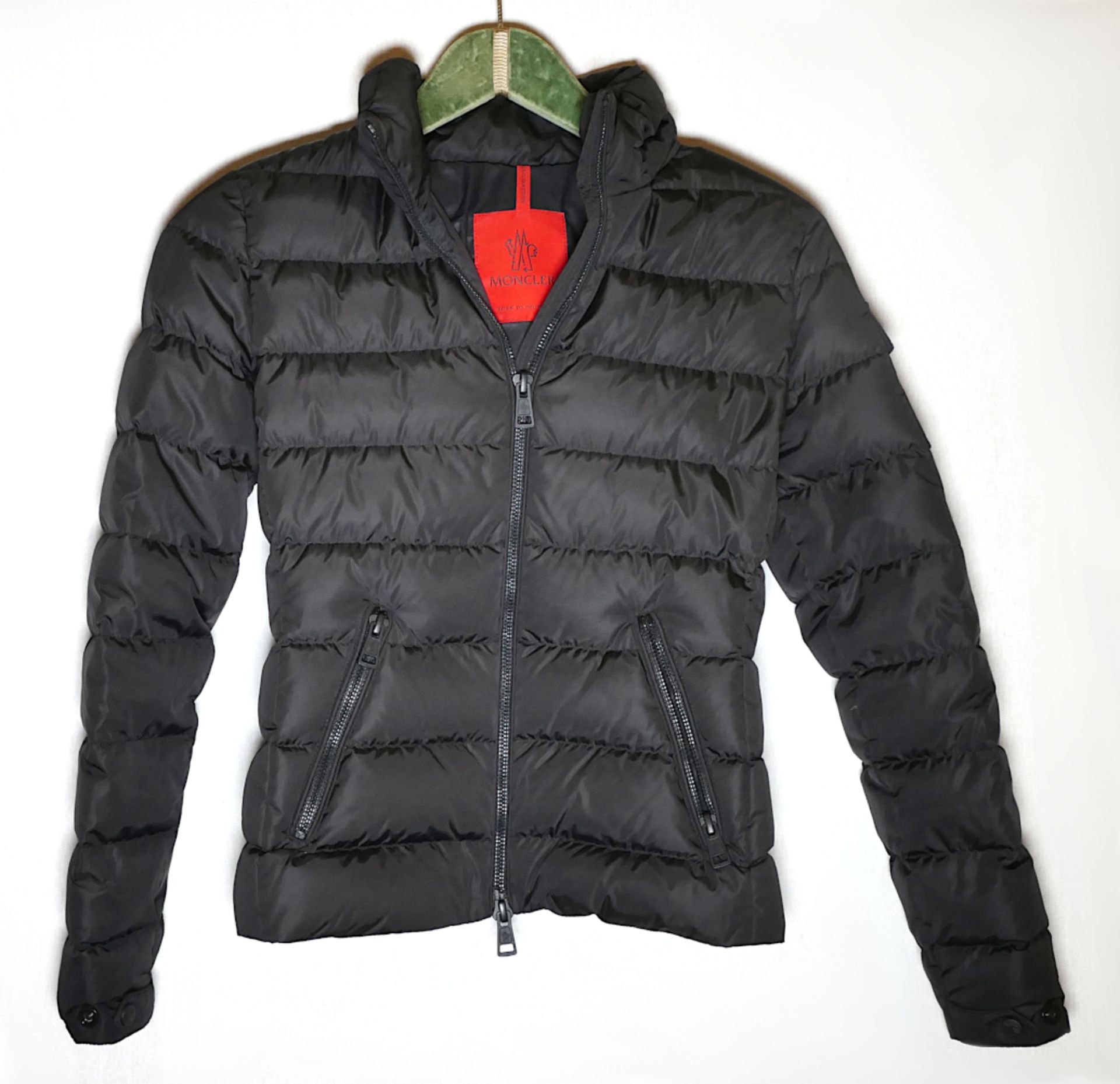 1 kurze Jacke MONCLER, Gr. 0, schwarz, mit abnehmbarer Kapuze, min. Tsp.