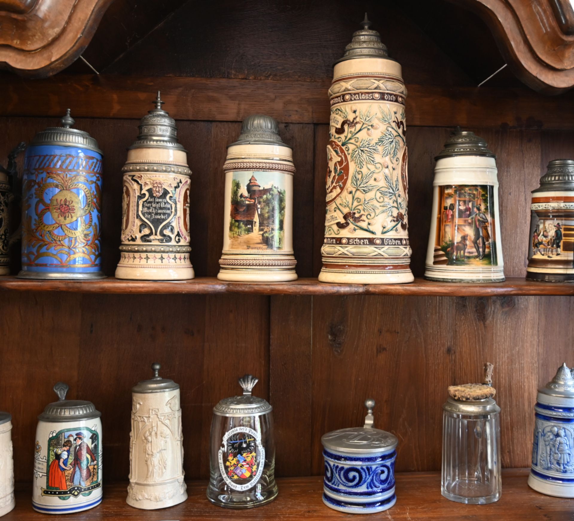 14 Bierkrüge z.T. um 1900 Keramik / Porzellan / Glas u.a., je mit Zinndeckel, z.T. mit Reliefdekor - Image 2 of 2