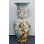 1 Bodenvase Keramik 20. Jh. mit asiatischem Kirschblütendekor auf blauem Grund, H ca. 81cm, z.T. min