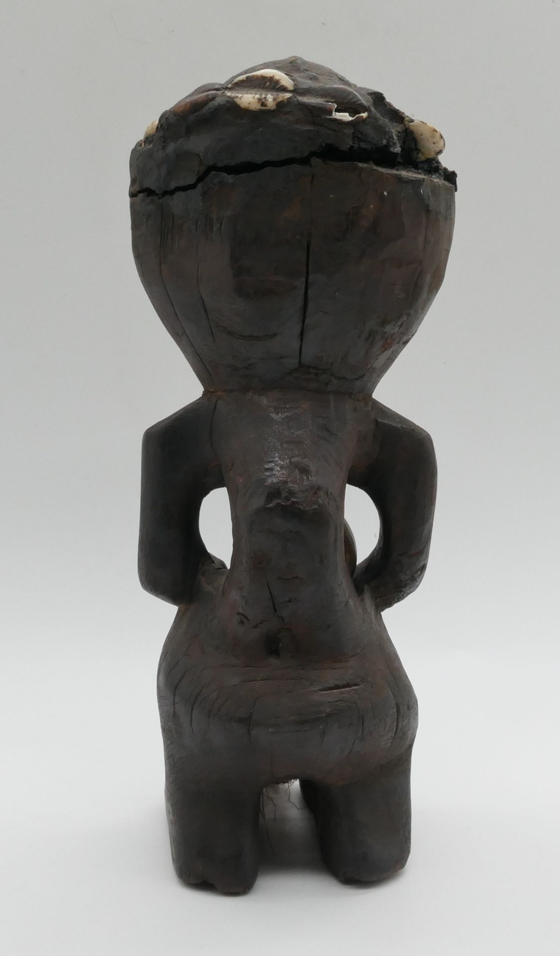1 Statuette/wohl Fetisch wohl Afrika Anfang 20. Jh. Holz mit Affenschädel und Kauri-Muschelkette ca. - Bild 3 aus 4