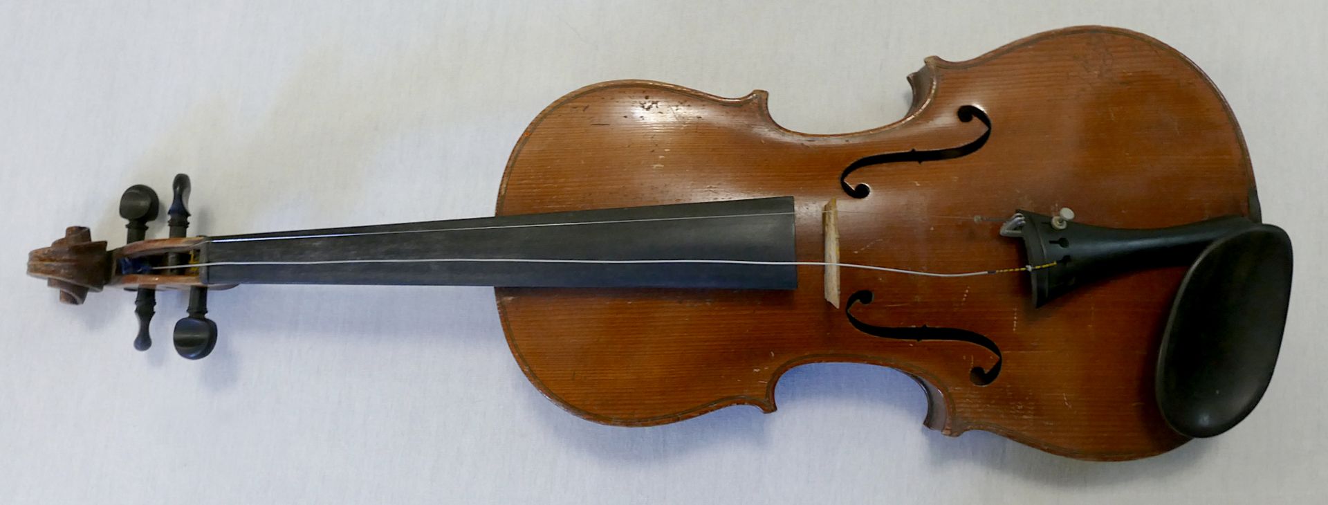 1 Geige wohl 19. Jh. inwendig mit Klebezettel bez. "Antonius STRADIVARIUS Cremonensis Anno 17..", ca - Image 2 of 3