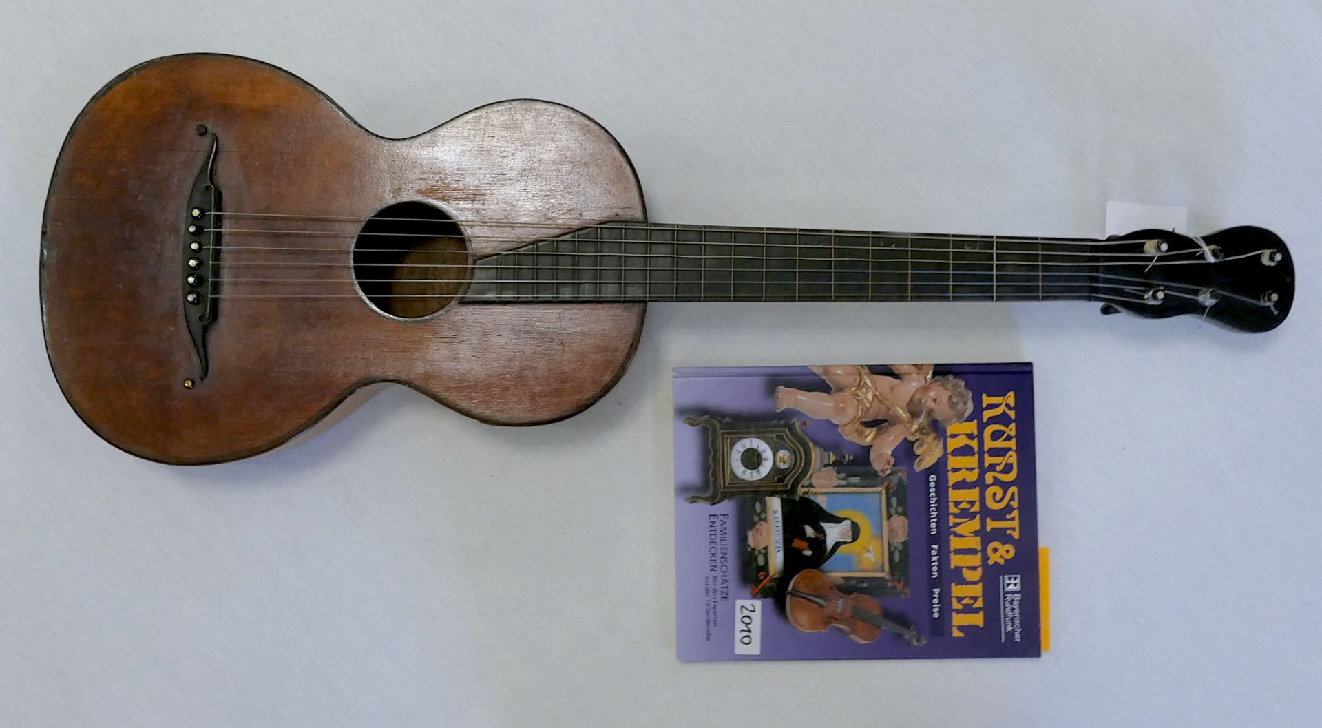 1 Gitarre der Biedermeier-Zeit, inwendig mit Klebezettel "CHs. DEININGER Paris" dat. 1833, ca. L 88c