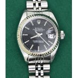 1 Damenarmbanduhr ROLEX Edelstahl, wohl mit WG-Lünette, schwarzes Zifferblatt, mit Garantieschein vo