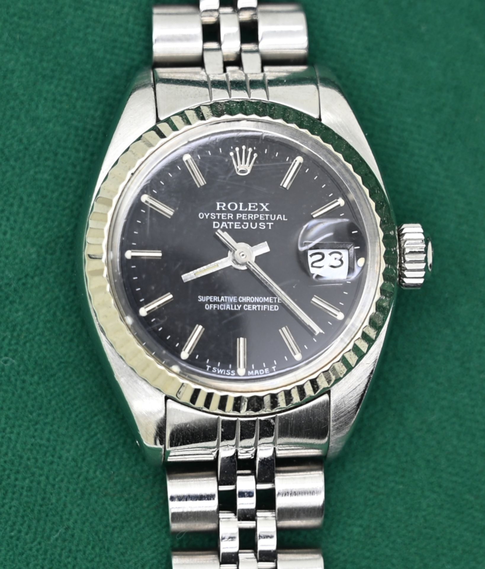 1 Damenarmbanduhr ROLEX Edelstahl, wohl mit WG-Lünette, schwarzes Zifferblatt, mit Garantieschein vo