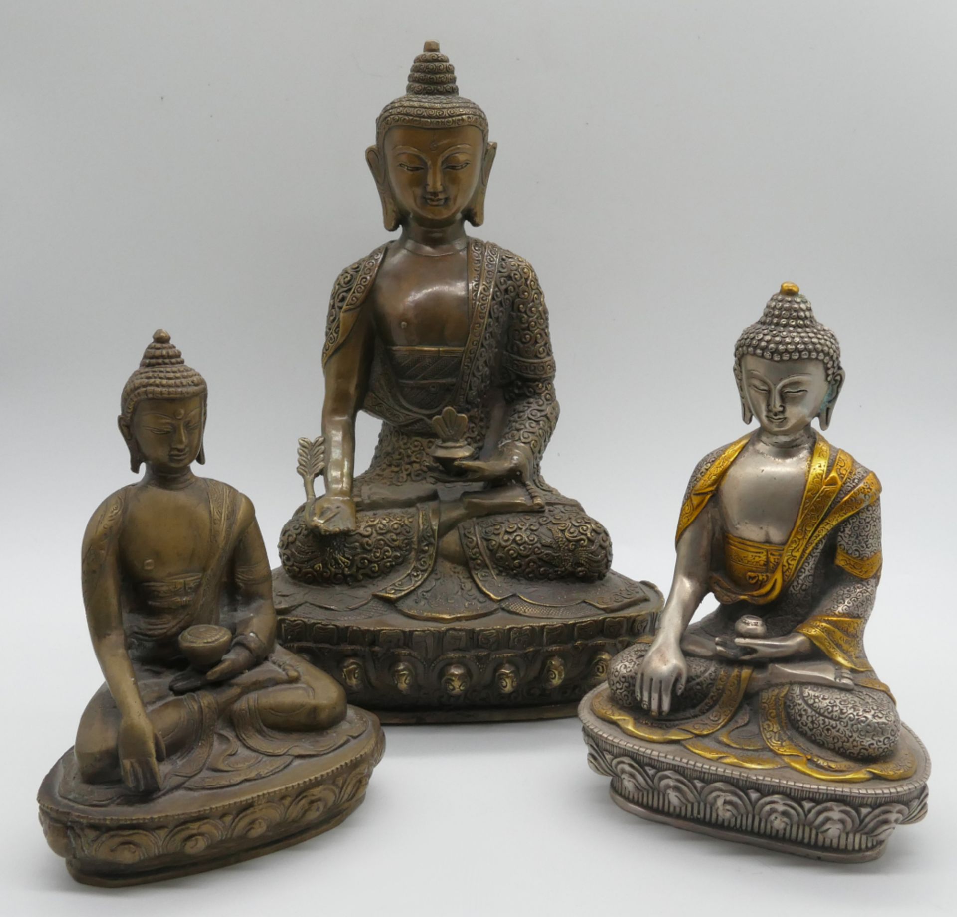 7 Metallfiguren Metall/Bronze u.a. z.T. gefüllt, 20. Jh.: 1 Medizinbuddha mit Myrobalan-Zweig und He - Bild 2 aus 2