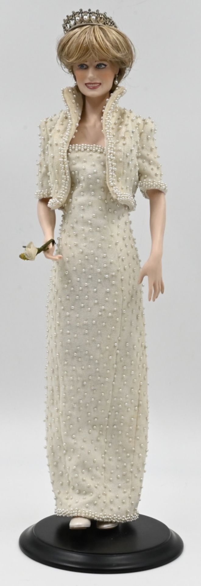 1 Modellpuppe Porzellan, Lady Diana, laut EL Franklin Mint, Gesamthöhe mit Sockel ca. 45cm, Asp./Gsp