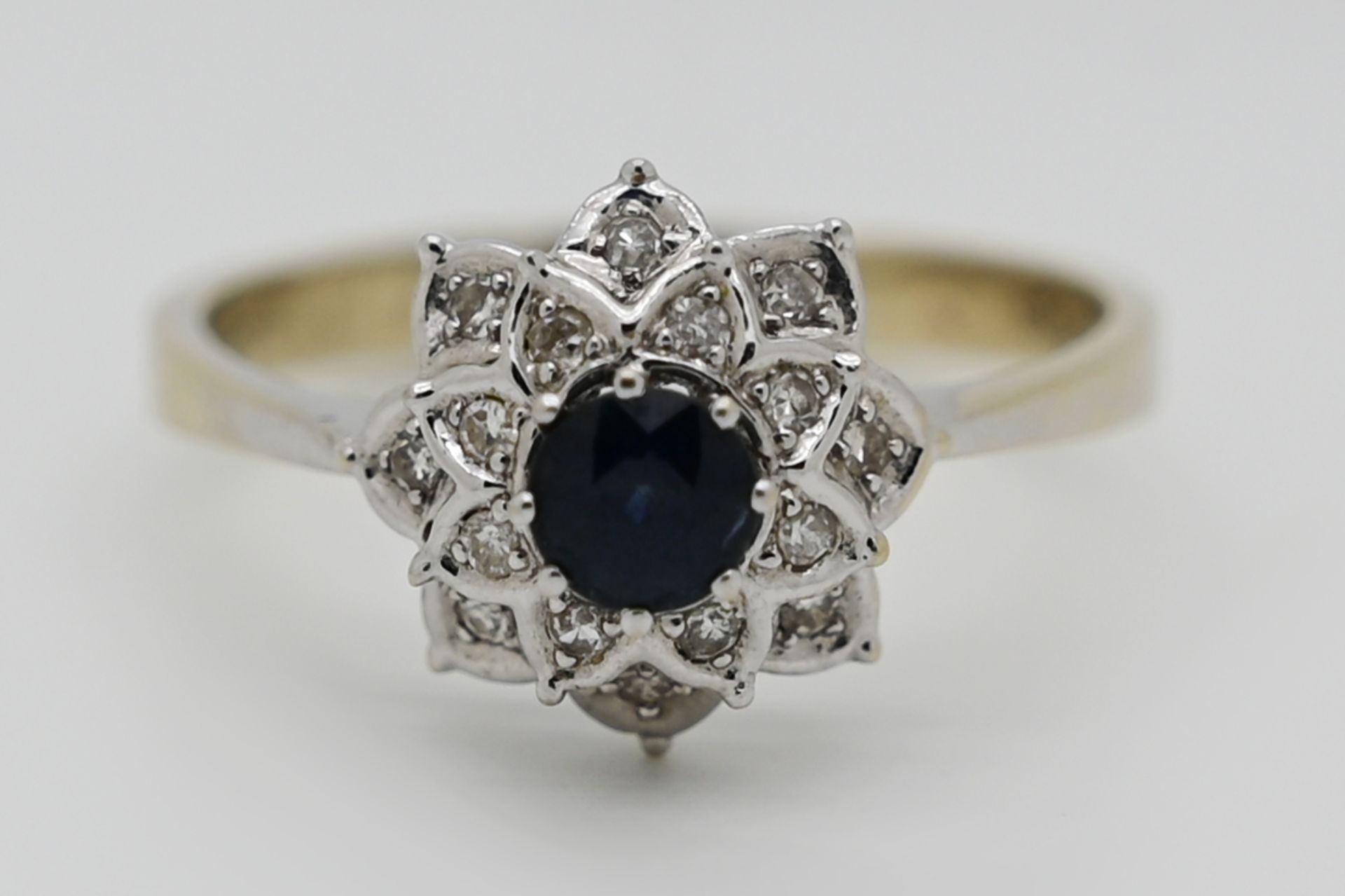 1 Damenring WG 14ct., zentral wohl Saphir wohl ca. 0,5ct., mit Brillanten, Ringgr. ca. 63, Tsp.