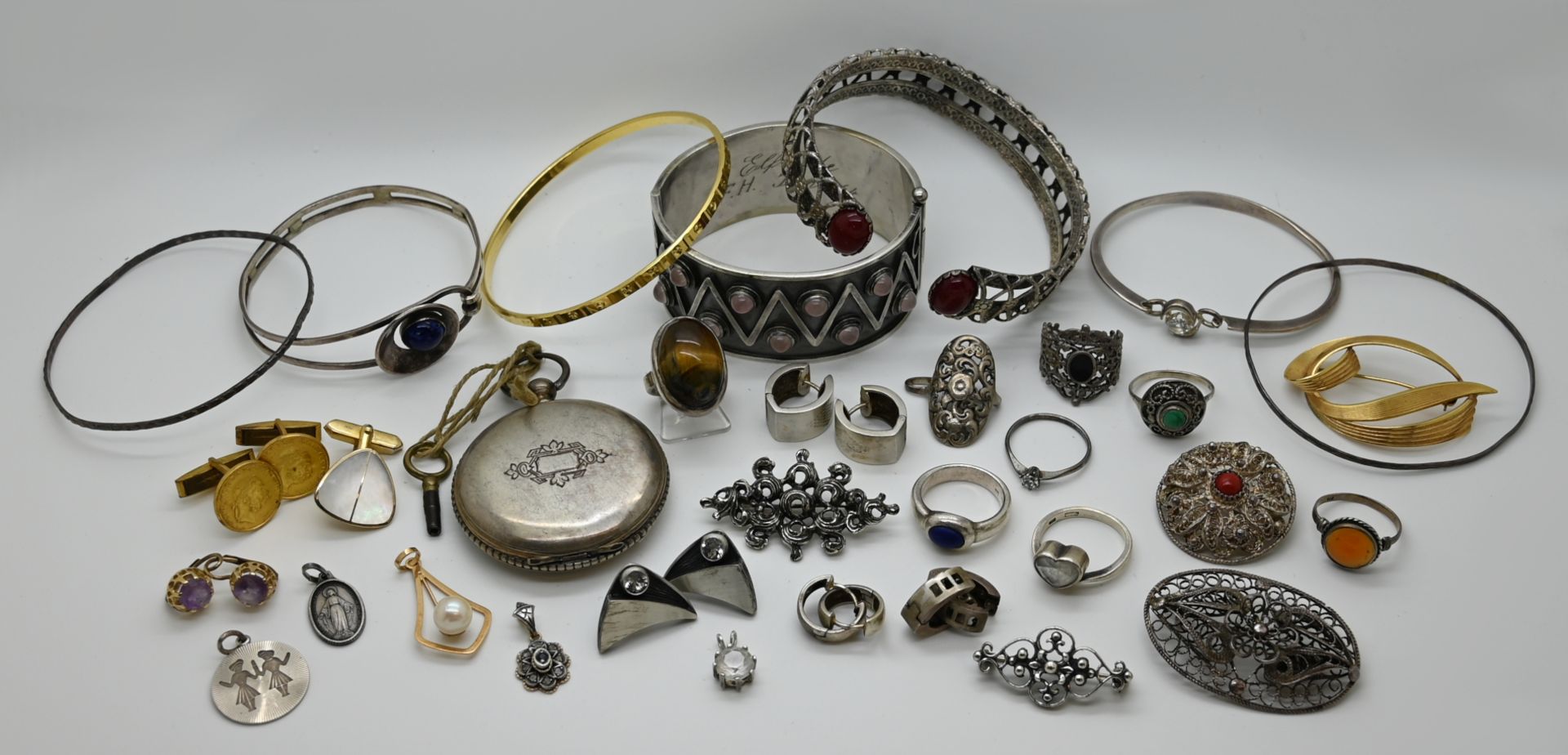 1 Konv. Schmuck/Armbanduhren: wohl 3 Teile GG z.T. mit Diamantrosen und Perle, Silber (wohl ca. 20 T
