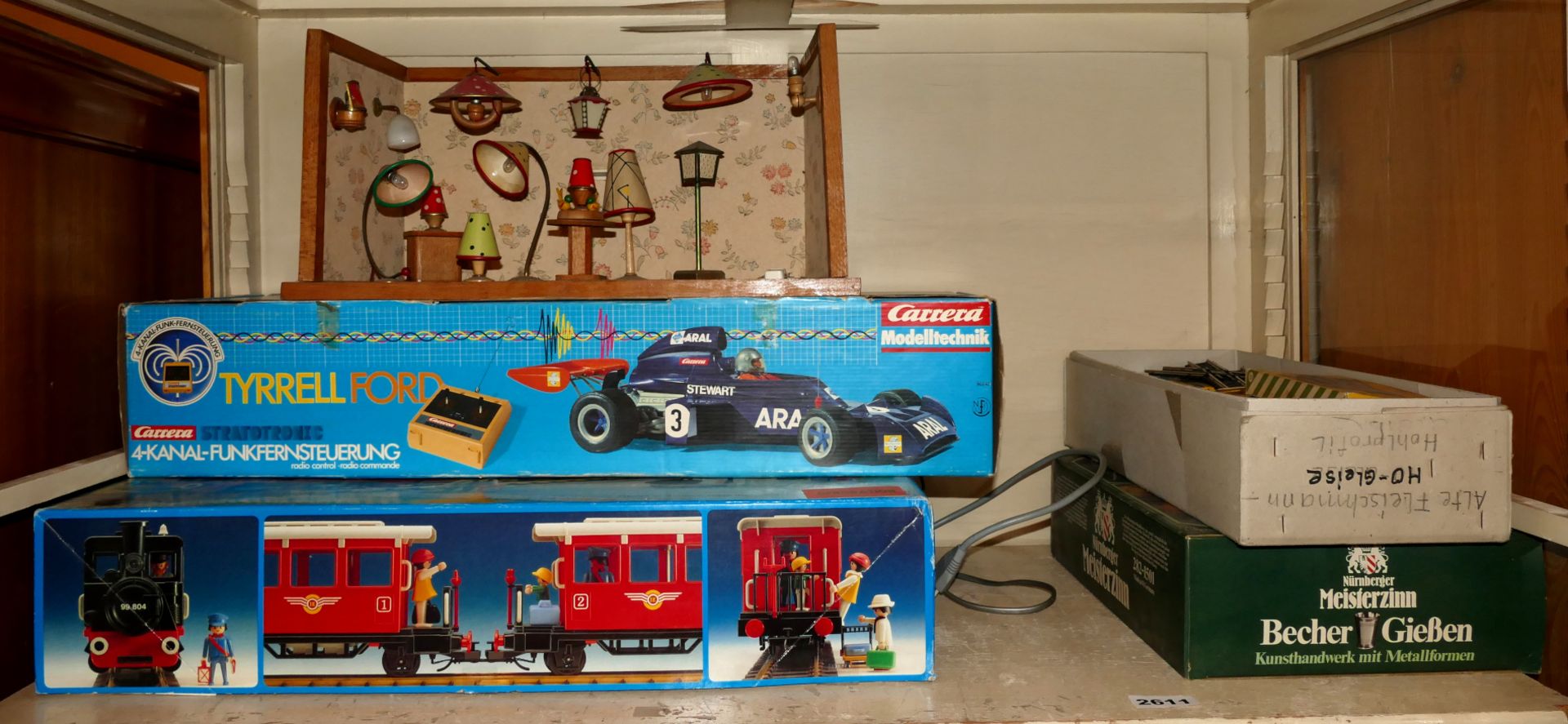 1 Konv. Spielzeug: 1 Fernlenkauto CARRERA "Tyrrell Ford", 1 Teil eines Sets PLAYMOBIL "4001", Schien