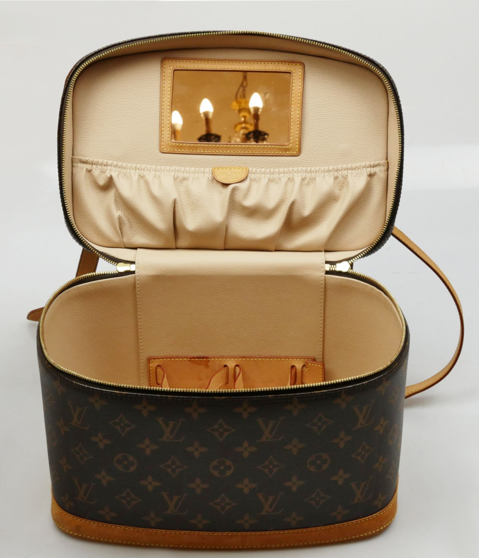 1 Kulturtasche LOUIS VUITTON Monogram "Nice BB", mit Schlüssel, Schloss und Schulterriemen, Maße ca. - Bild 7 aus 8