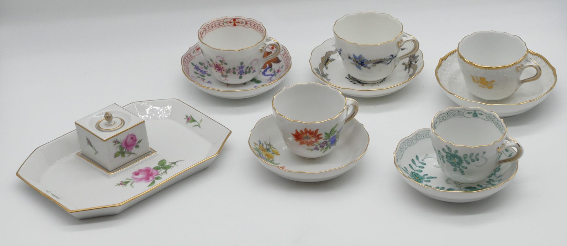 1 Konv. Porzellan MEISSEN mit 28 Sammeltassen, 2 Schalen bis L ca. 27cm (1x 3. Wahl), 1 Deckeldösche