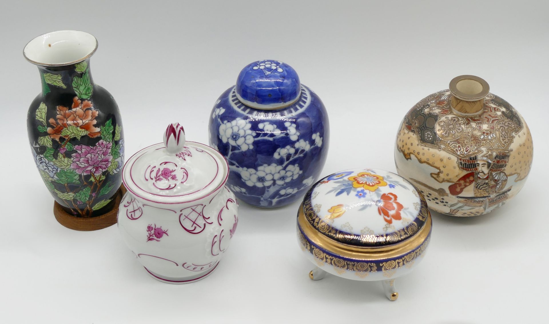 3 Deckeldosen, 2 Vasen Porzellan/Keramik, Asien u.a., versch. Dekore, ca. H bis 15,5cm, je Asp.