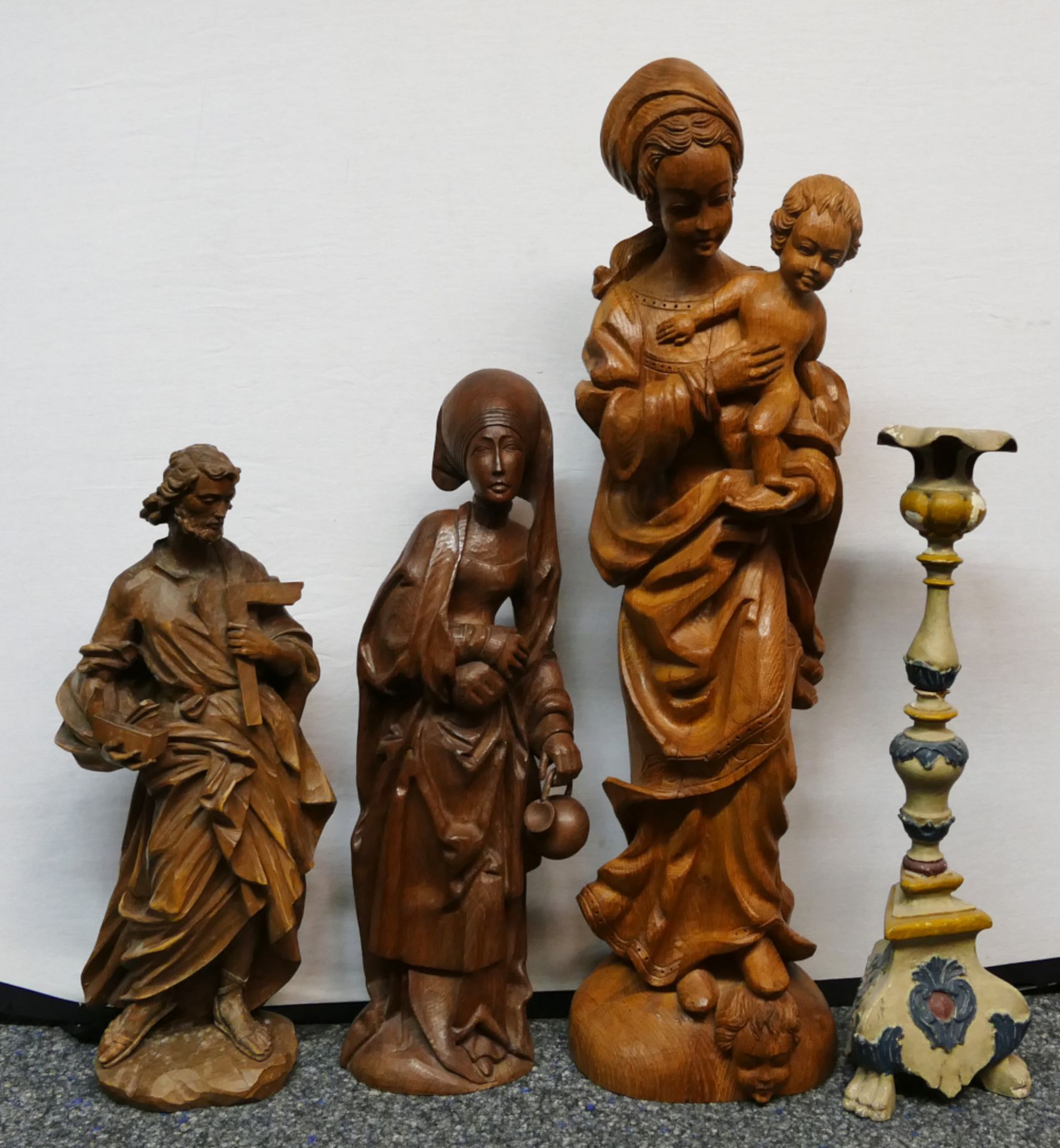 3 Holzfiguren nztl. unbemalt: "Madonna mit Kind" ca. H 93cm, "Elisabeth von Thüringen" ca. H 66cm, "