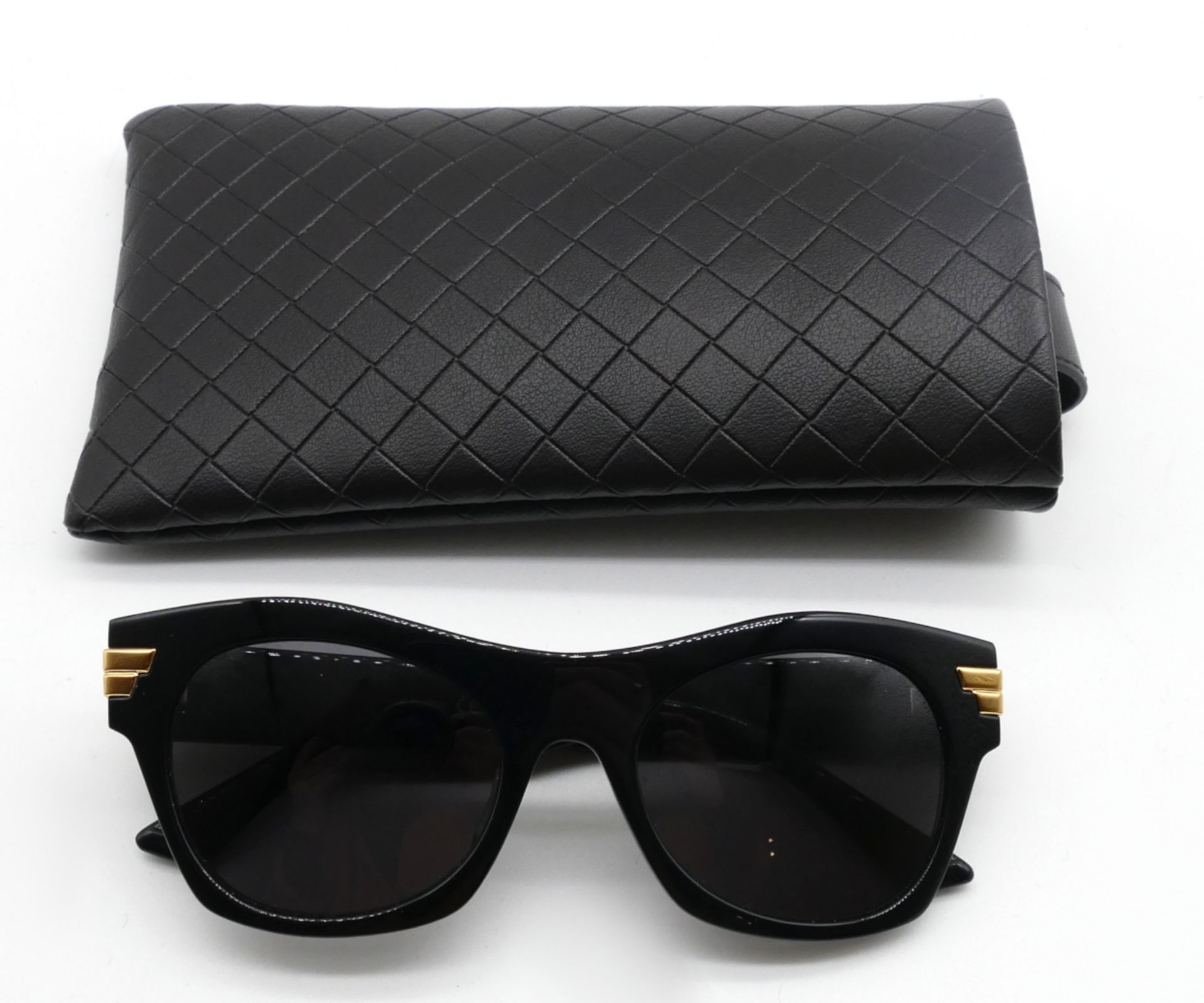 1 Sonnenbrille BOTTEGA VENETA, schwarz, mit vergoldeter Verzierung, mit Originaletui, wohl ungetrage