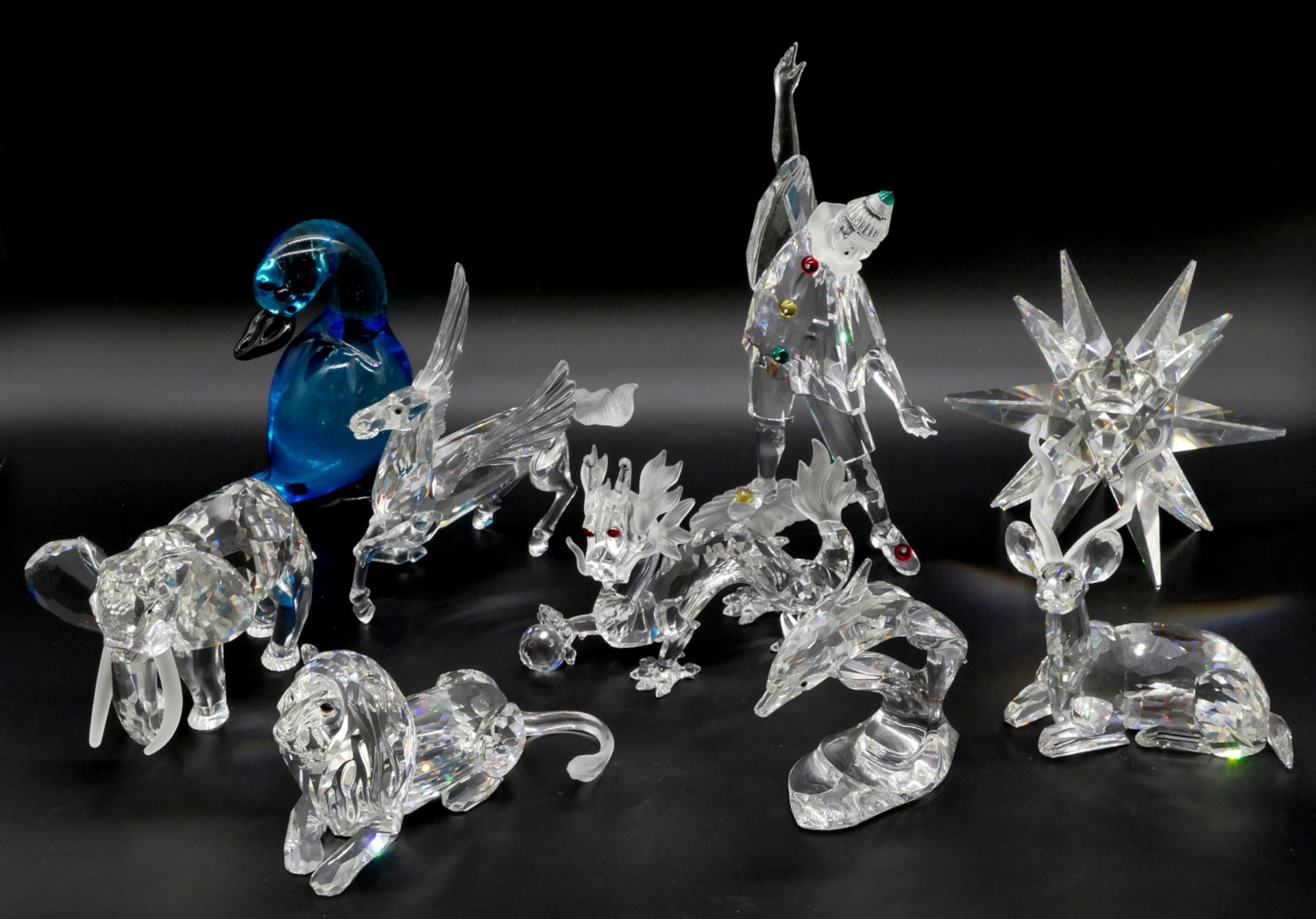 9 Glas- und Kristallfiguren v.a. SWAROVSKI z.B. "Pegasus" ca. H 11,5cm, "Pierrot" ca. H 20cm, "Drach