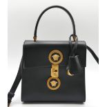 1 Damenhandtasche VERSACE, schwarzes Glattleder, mit Schulterriemen (abnehmbar), mit Schlüssel und S