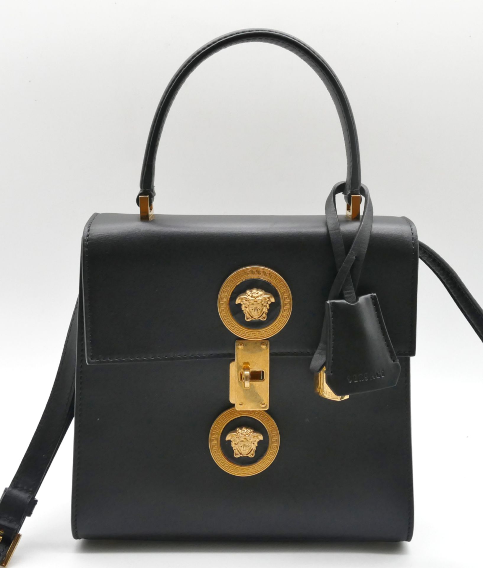 1 Damenhandtasche VERSACE, schwarzes Glattleder, mit Schulterriemen (abnehmbar), mit Schlüssel und S