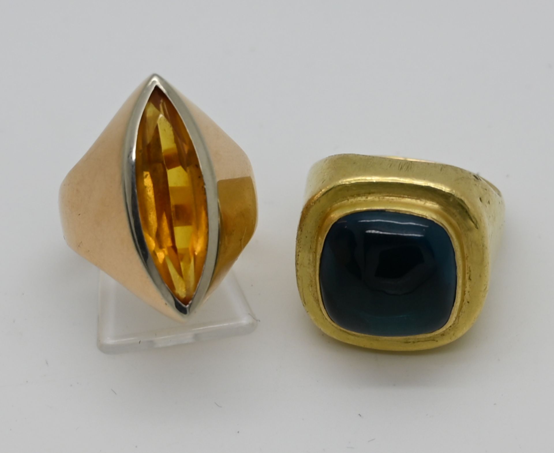 2 Ringe GG/RG je 18ct., wohl mit Citrin und blau-grünem Edelstein, B/L 1,4 cm, je Tsp.