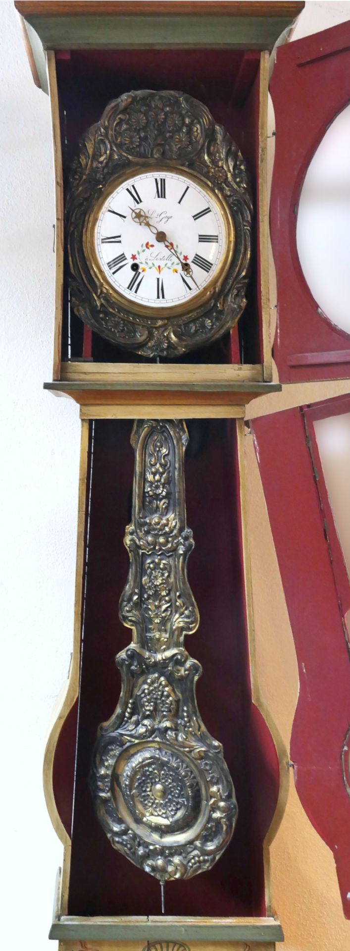 1 Standuhr Frankreich wohl Ende 19./20. Jh., auf Metallziffernblatt bez. „Ls Gaye à Lestelle“, Holz - Bild 2 aus 3