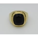 1 Herrenring undeutlich gestempelt, wohl GG 8ct. oder 14ct., mit dunklem Stein, Ringgr. ca. 64, Tsp.