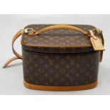 1 Kulturtasche LOUIS VUITTON Monogram "Nice BB", mit Schlüssel, Schloss und Schulterriemen, Maße ca.