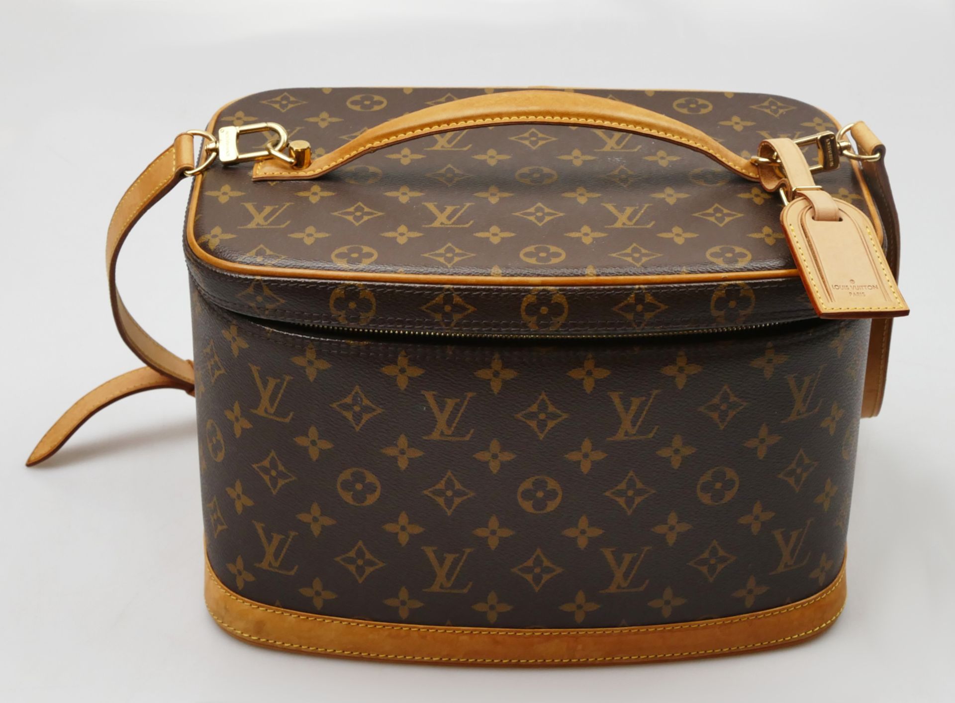 1 Kulturtasche LOUIS VUITTON Monogram "Nice BB", mit Schlüssel, Schloss und Schulterriemen, Maße ca.