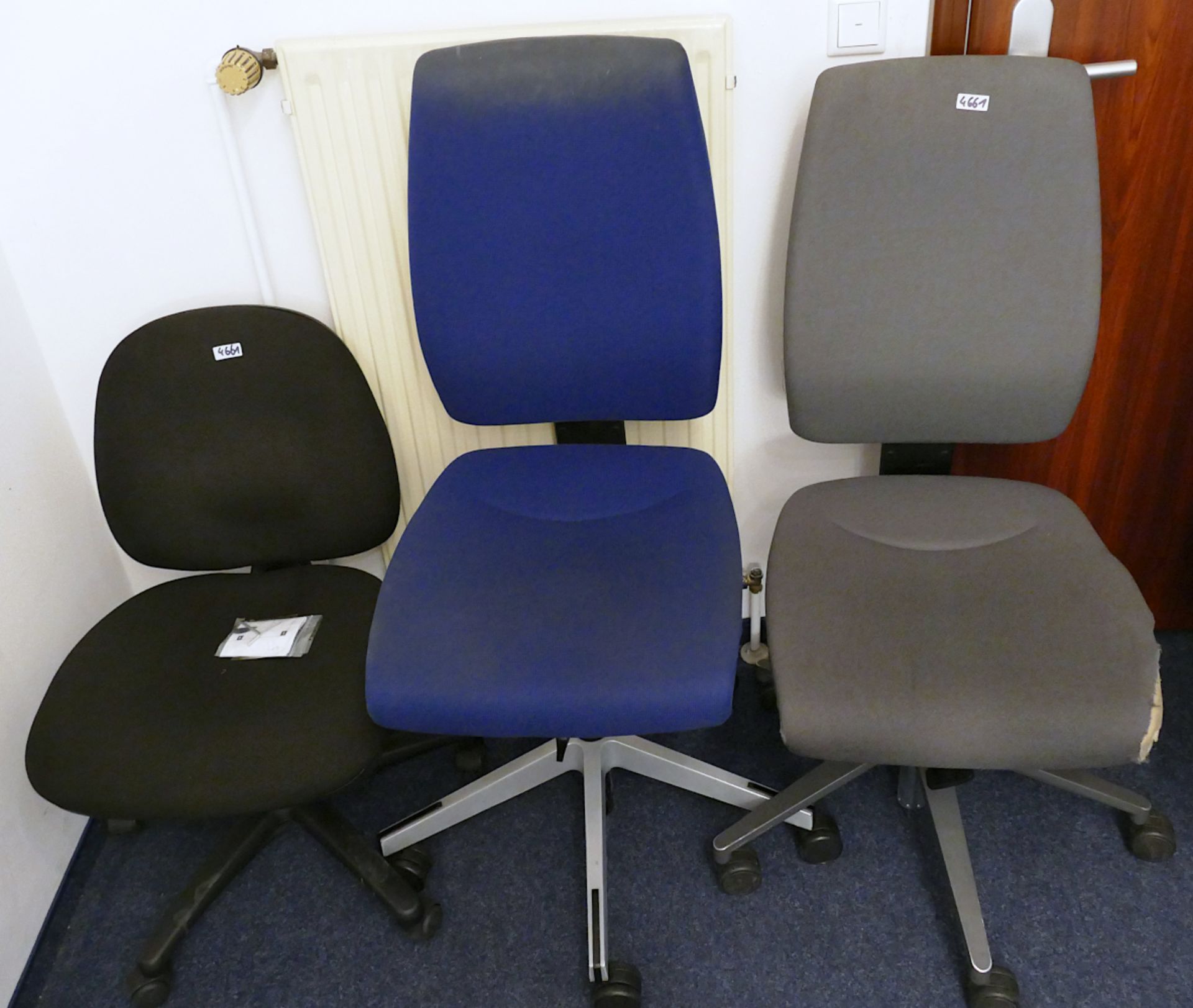 6 Bürostühle: 5x GIROFLEX, je gepolstert auf Rollen, je höhenverstellbar, je besch., je Gsp. - Bild 2 aus 3