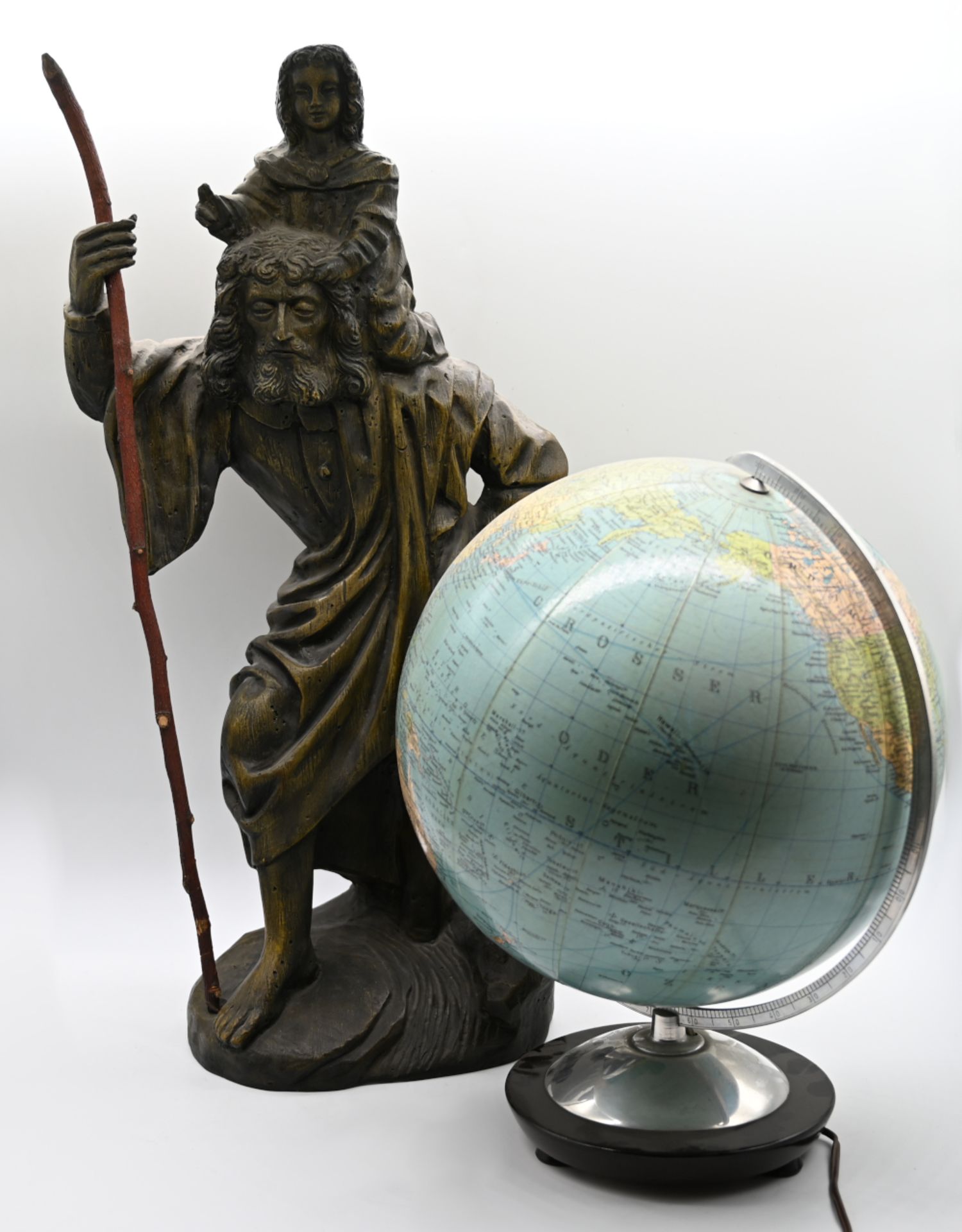 1 Konv.: 1 Figur „Heiliger Christophorus“ ca. H 154cm, 1 Tischuhr JUNGHANS ca. H 27,5cm, 1 Bibliothe