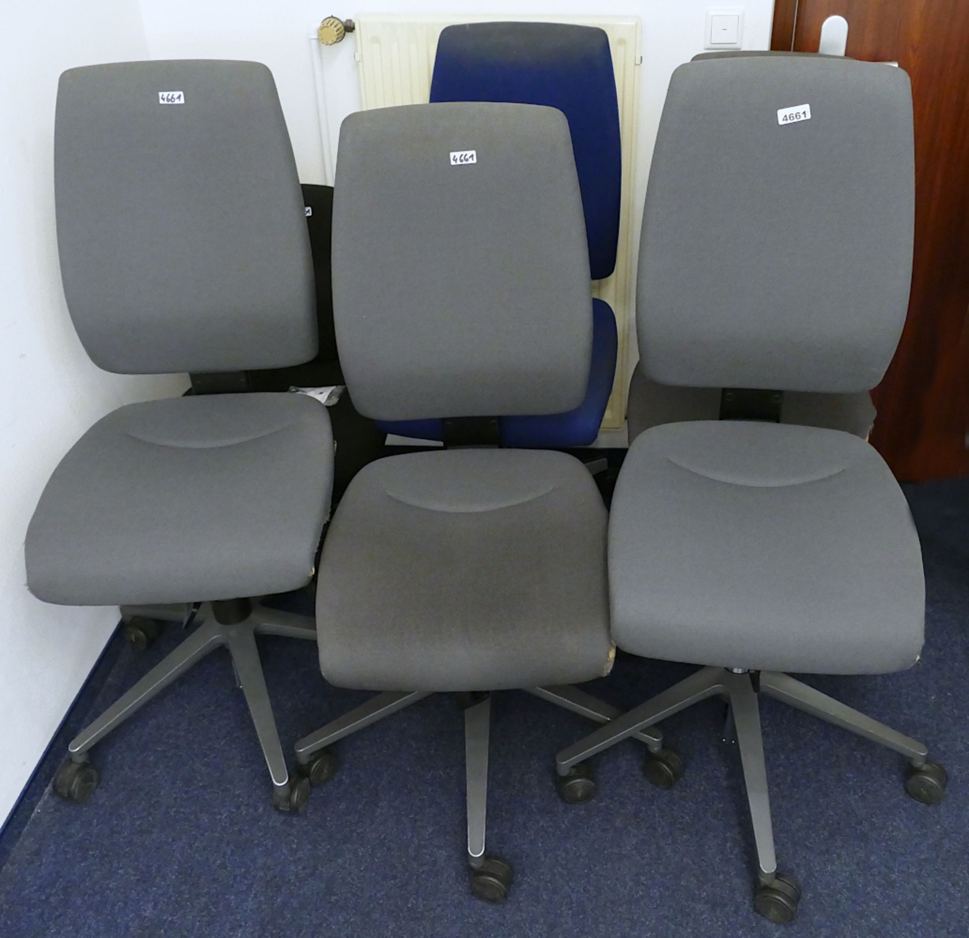 6 Bürostühle: 5x GIROFLEX, je gepolstert auf Rollen, je höhenverstellbar, je besch., je Gsp.