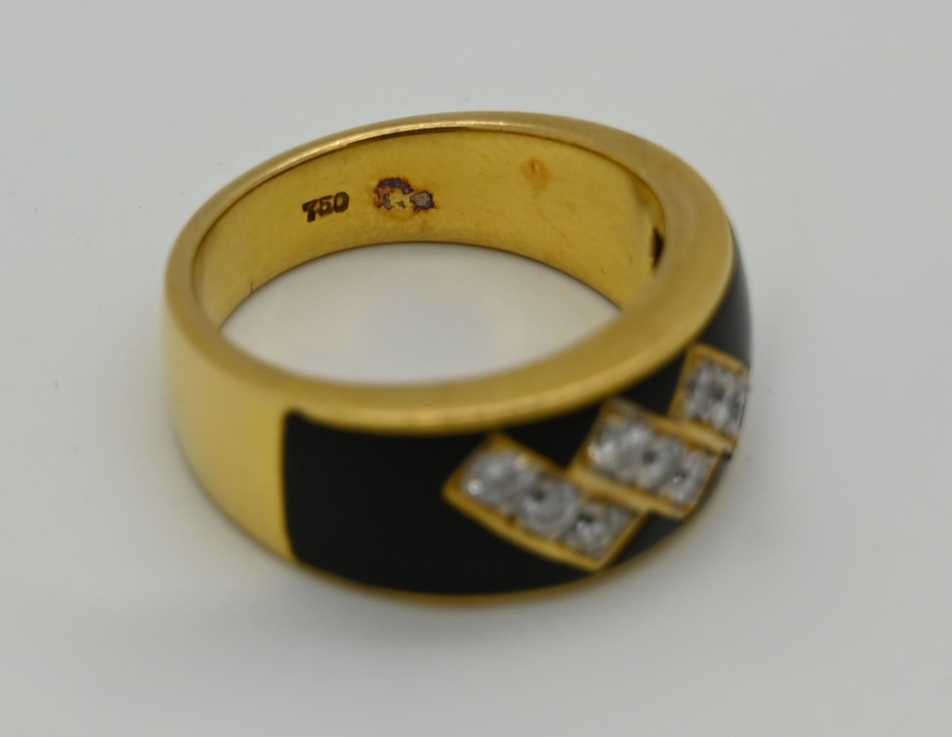 1 Damenring GG 18ct., mit Brillanten bis zu ca. 0,05ct., wohl mit Onyx, Ringgr. ca. 51,5, max. Breit - Image 2 of 2