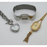 1 Konv. Armbanduhren u.a.: 1x Silber, Metall, z.T. vergoldet, verschieden, im Schaukasten, je Asp./T