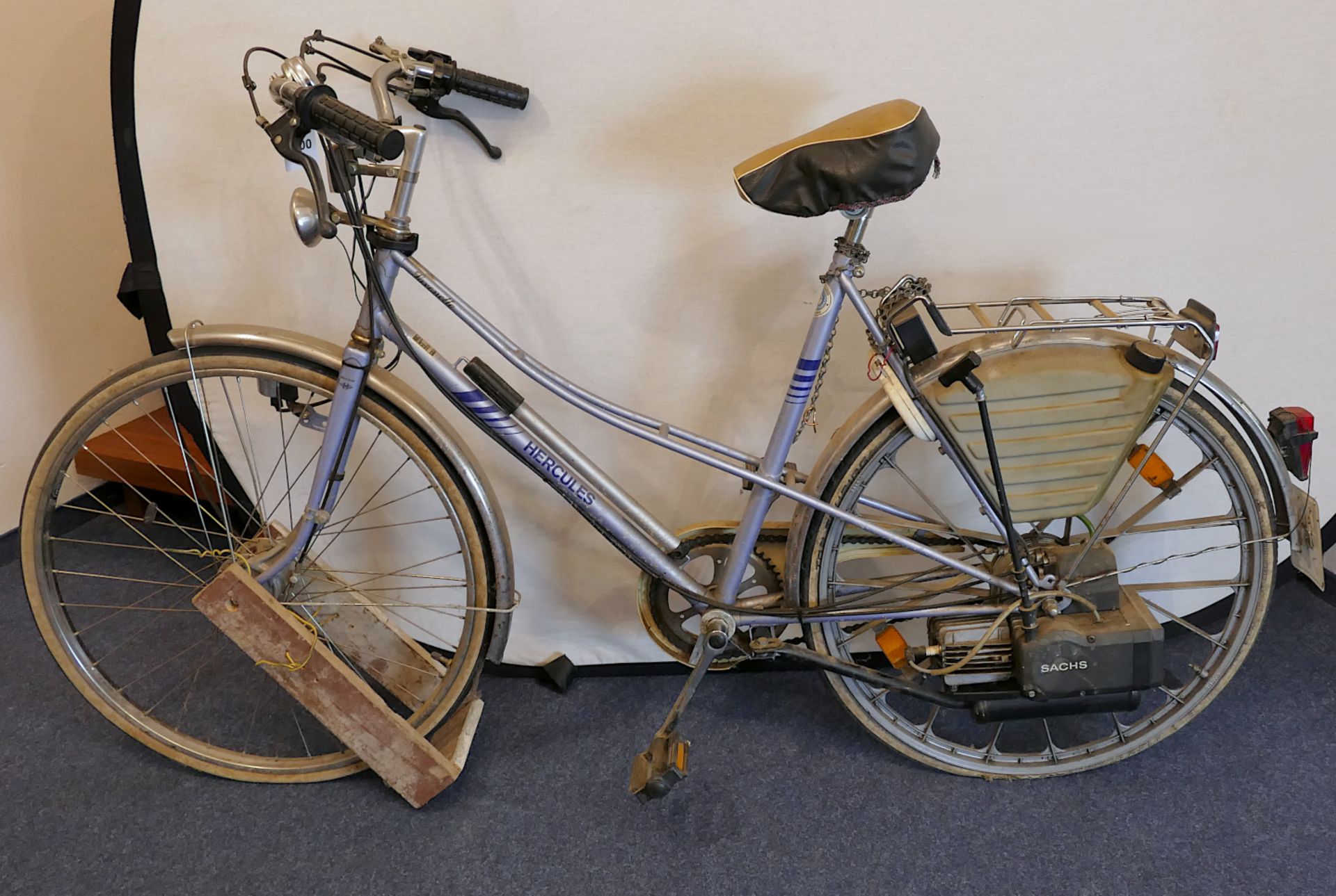 1 Fahrrad mit Hilfsmotor sog. Saxonette HERCULES mit Einbaumotor SACHS, besch., starke Asp. 