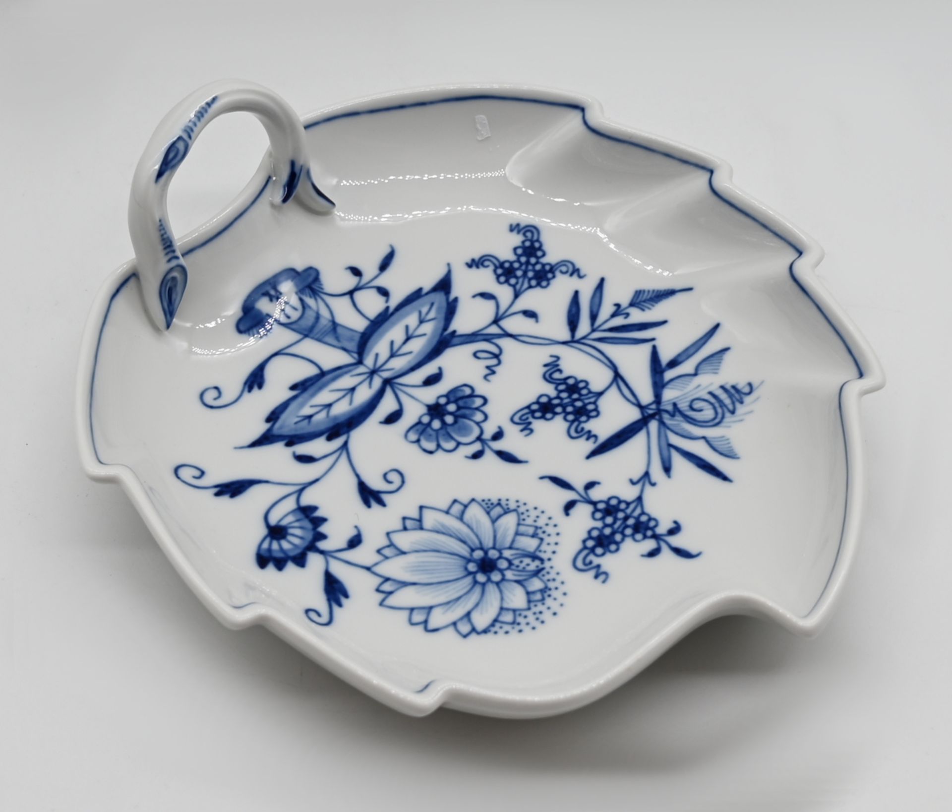 1 Schale Porzellan MEISSEN "Zwiebelmuster", ca. 18,5x16,5cm, Asp.