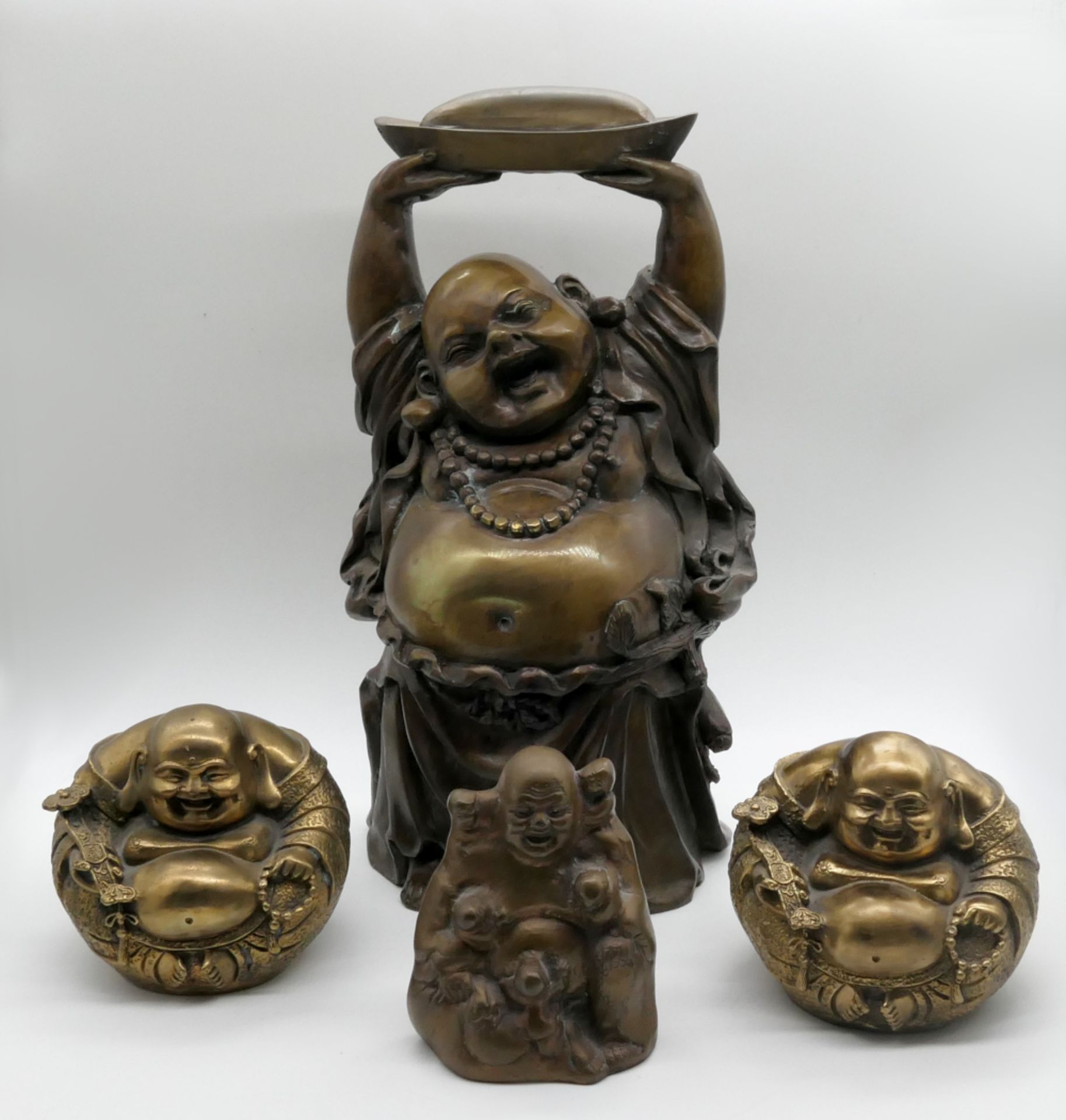 7 Metallfiguren Metall/Bronze u.a. z.T. gefüllt, 20. Jh.: 1 Medizinbuddha mit Myrobalan-Zweig und He