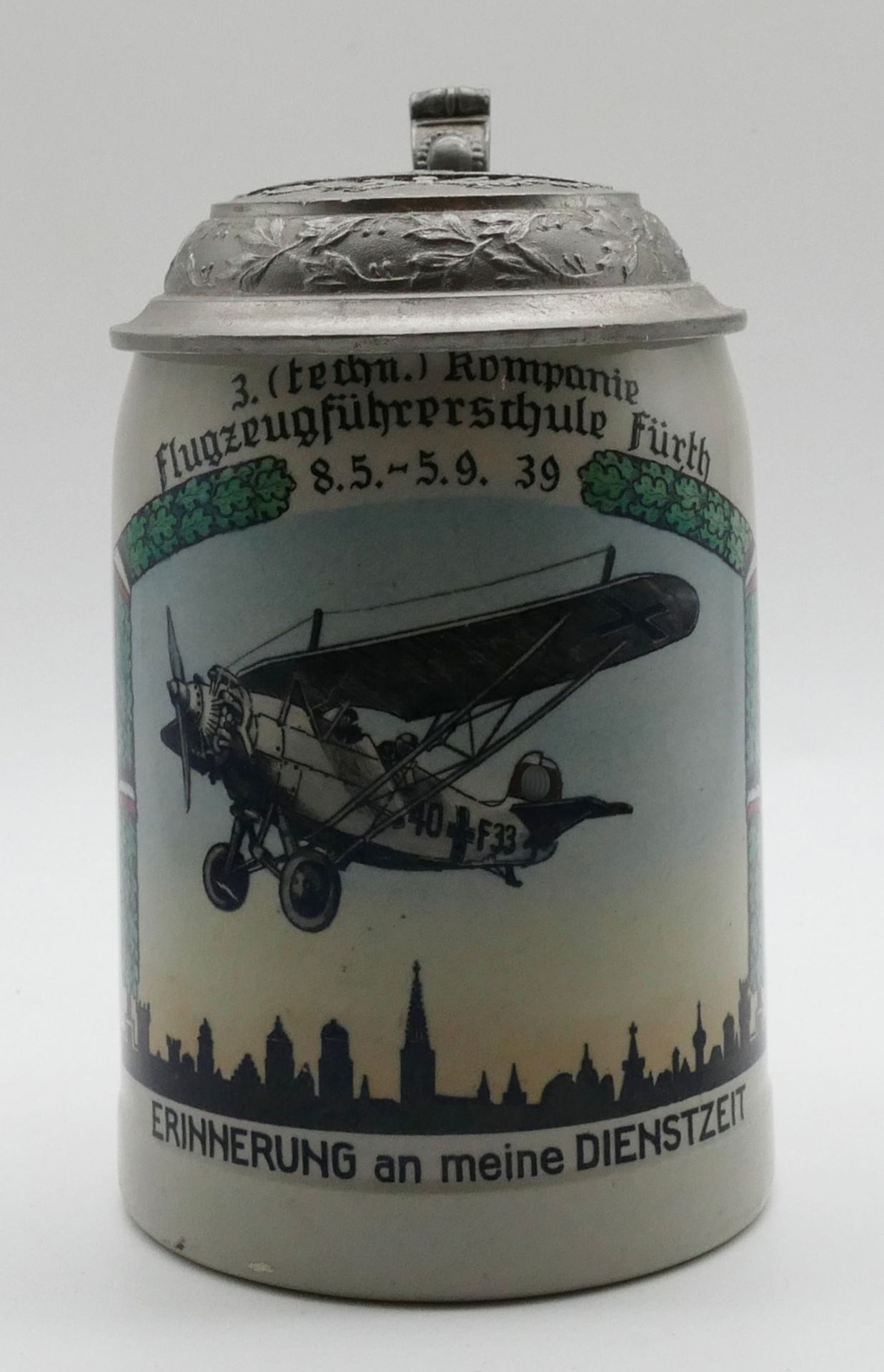 1 Reservistenkrug bez. "3. (techn.) Kompanie Flugzeugführerschule Fürth 39" 0,5 Liter, mit Namenslis