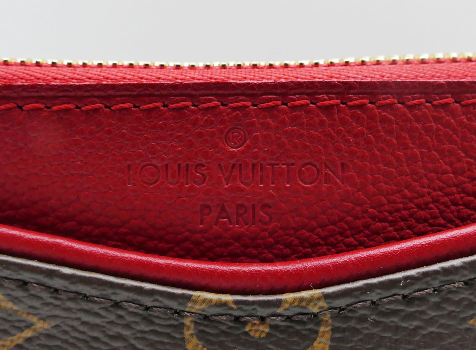 1 Damenhand-/Schultertasche LOUIS VUITTON "Pallas BB", mit rotem Leder und Monogramm, Schulterriemen - Bild 2 aus 6