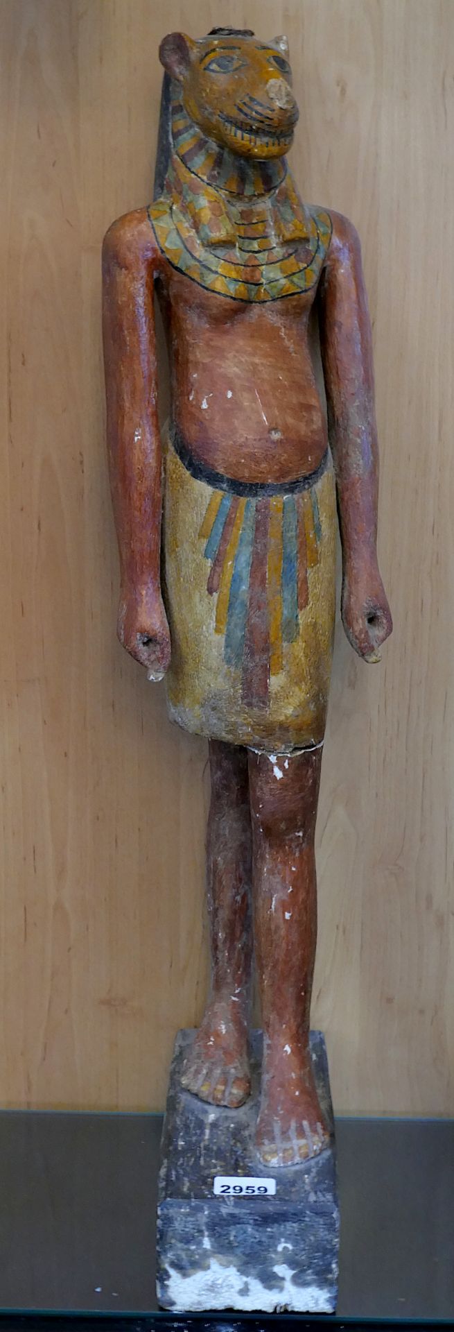 1 nztl. Dekorationsfigur Holz/Gips u.a., bemalt "Ägyptische Göttin Sachmet", H mit Sockel ca. 94cm, 