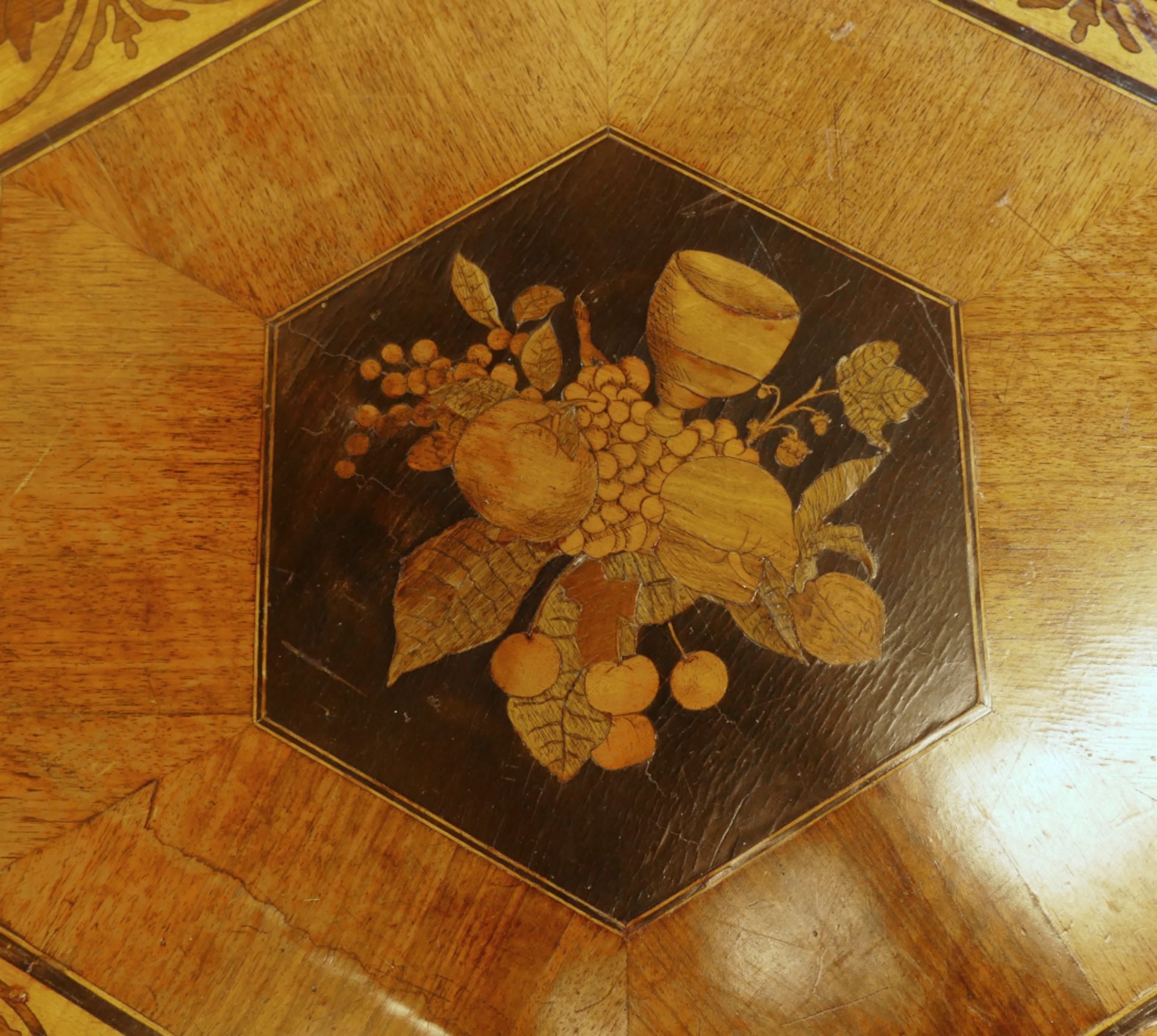 1 hexagonaler Beistelltisch 20. Jh. Holz intarsiert im Historismusstil ca. H 62cm, D ca. 71cm, - Image 3 of 3