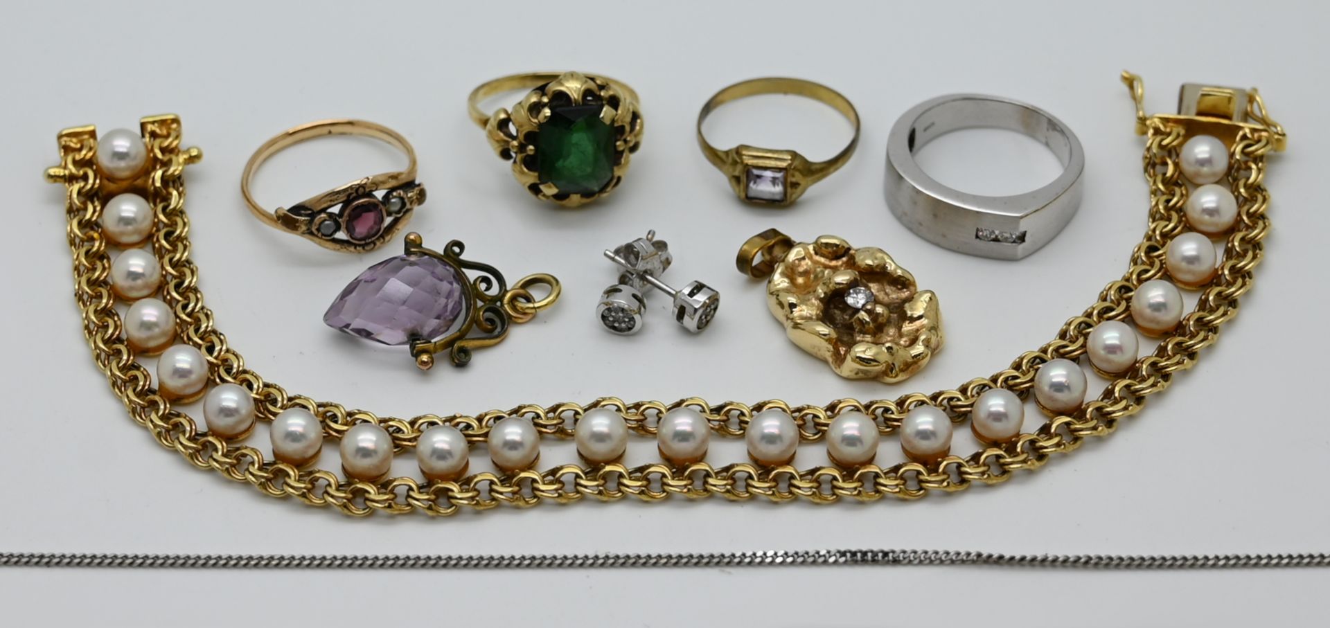 6 Teile Schmuck GG/ WG je 14ct., z.T. mit Brill. bis zu ca. 0,1ct., Perlen u.a. sowie 3 Schmuckstück