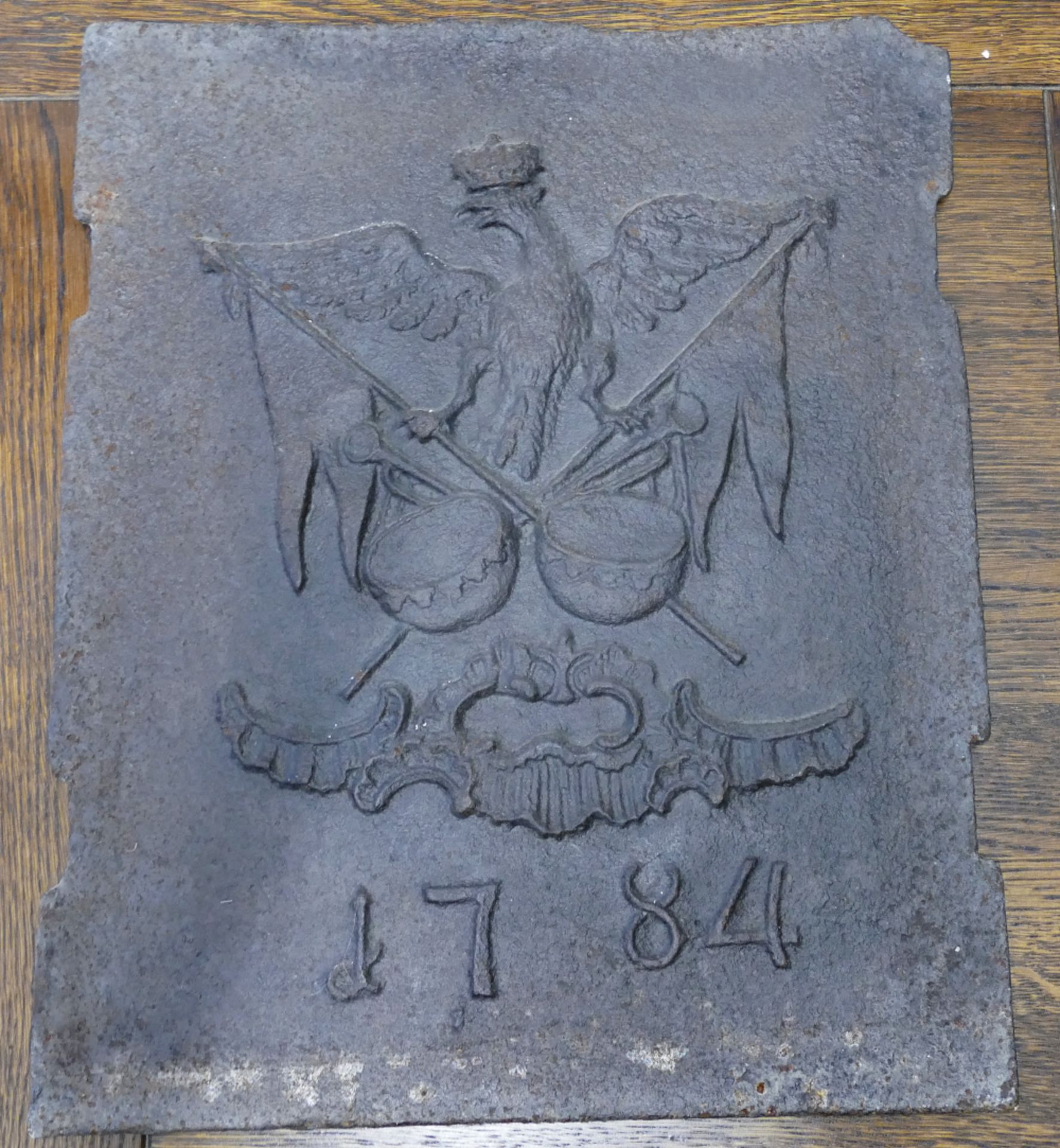 1 Ofenplatte Metall wohl Gusseisen „Adler mit Trophäen“ dat. 1784, ca. 46x38,5cm, min. besch., Asp.
