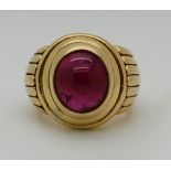 1 Ring GG 18ct. mit himbeerfarbenem Edelstein im Cabochonschliff, L ca. 1,2 cm, B ca. 1 cm, J. SMITH