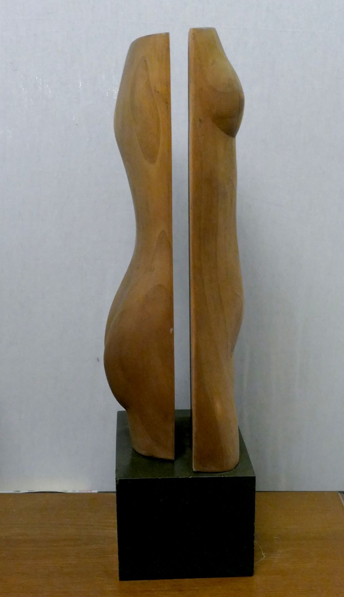 1 Skulptur nztl. Holz beschnitzt unsign. "Frauentorso, geteilt" auf Steinsockel montiert (wohl Grani - Image 2 of 4