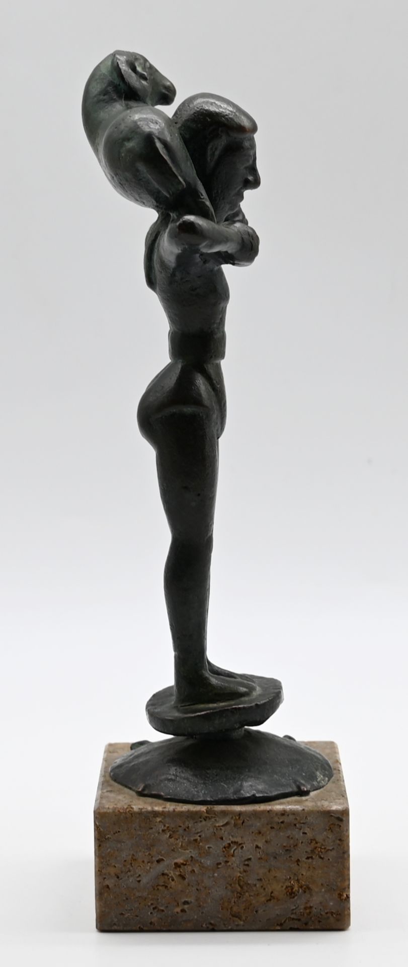 1 Figur wohl Bronze "Mann mit Widder", unsign., H mit Sockel 21cm, Asp. - Bild 3 aus 4