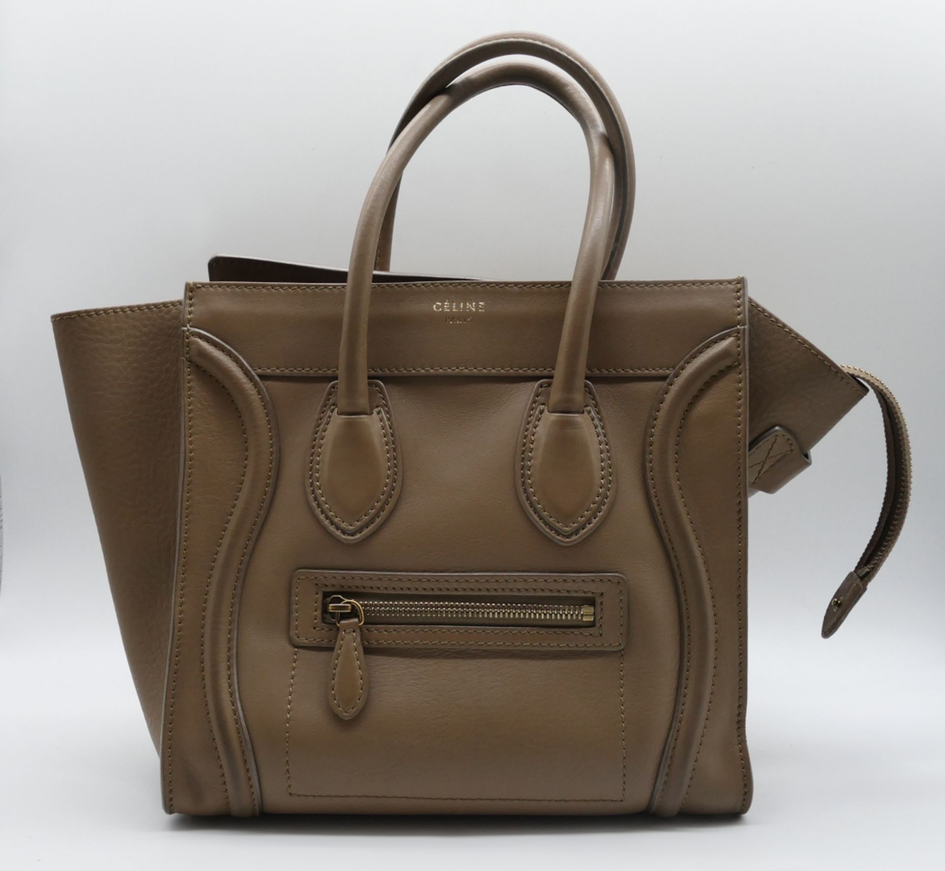 1 Damenhandtasche CELINE Paris, Leder beige, Maße ca. 24x26cm, insges. guter Zustand, Tsp. (leichte