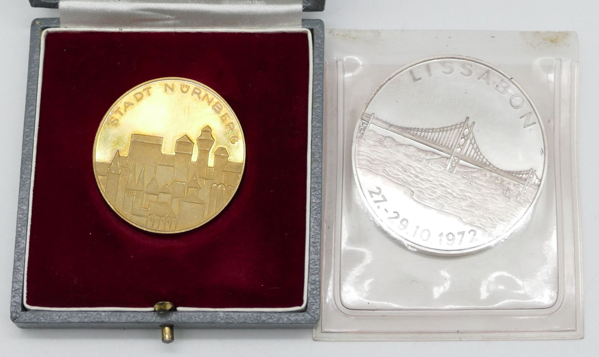 1 Medaille Nürnberg GG 14ct., 1 Medaille Lissabon Olympia wohl Silber, je Asp./Gsp.